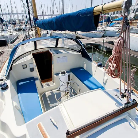 Evamia Boat Botel Lisbon
